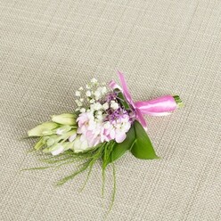 LISIANTHUS & ANEMONE GROOM BUTTONHOLE